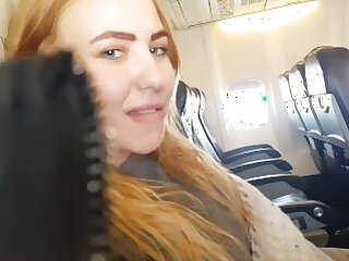 Сидя на задних рядах самолёта, блондинка ловко сделала минет другу